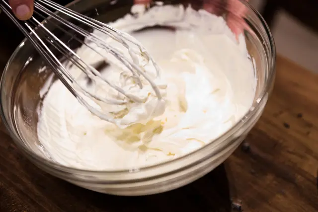 Mezclando la nata a la vainilla con el mascarpone.