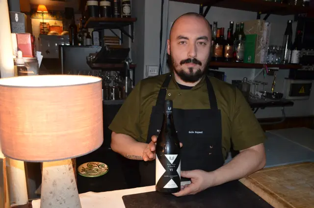 Borja Insa, con el vino de Fernando Mora que emplea para el cóctel.