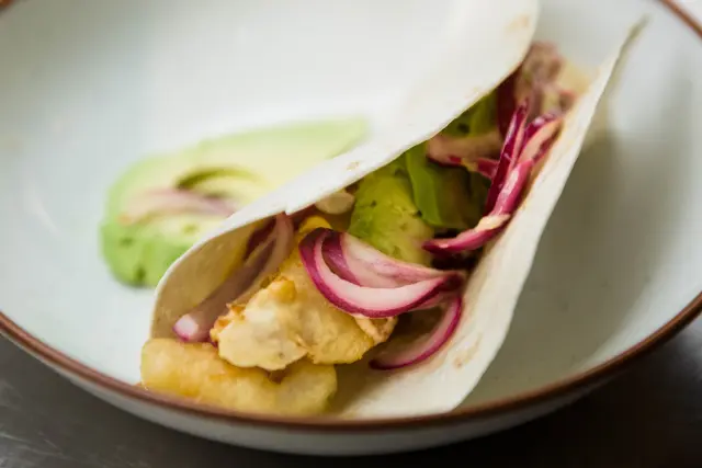 Esta receta es una reinterpretación de un taco mexicano.