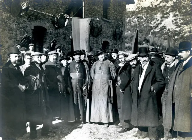 El arzobispo de Zaragoza, Juan Soldevila, y el obispo de Jaca, Antolín López Peláez, con otras autoridades aragonesas y francesas.