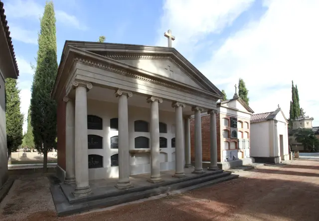 Panteón del cementerio de Huesca que reproduce la fachada del Teatro Olimpia.