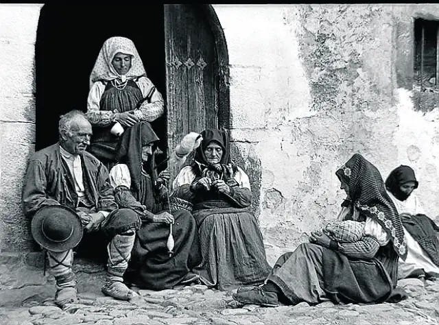 María de Casa Notario con su familia en una foto de Ricardo Compairé en 1919