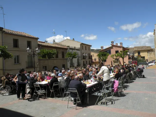 San Isidro se festeja en muchas localidades aragonesas en torno a una mesa y al aire libre.