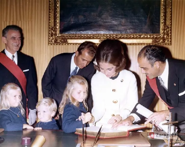 Imagen de octubre de 1970, con la Familia Real firmando el Libro de Oro.