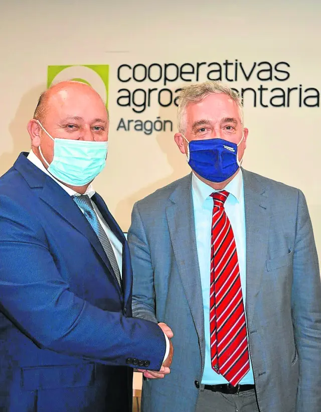 El presidente de la organización, José Víctor Nogués, estrecha la mano al consejero de Agricultura, Joaquín Olona.