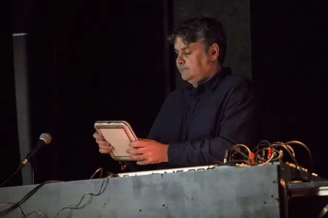 Juanjo Javierre acciona un 'pad' electrónico durante una presentación en 2018.