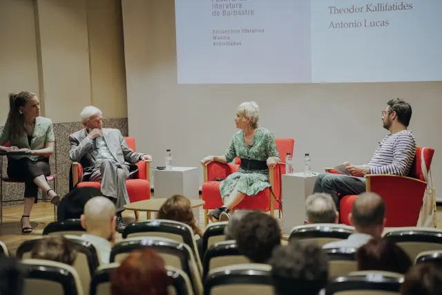 Monika Zgustova y Theodor Kallifatides dialogan con Antonio Lucas en Barbitania.