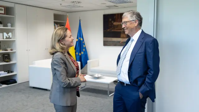 La vicepresidenta primera del Gobierno y ministra de Asuntos Económicos, Nadia Calviño, se reúne con el fundador de Microsoft, Bill Gates.
