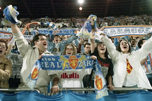 Aficionados del Real Zaragoza en la grada de La Romareda el 6 de abril de 1995.