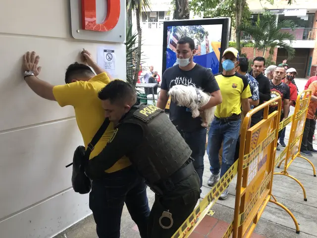 Controles policiales a la entrada del colegio electoral de la Universidad Autónoma de Bucaramanga