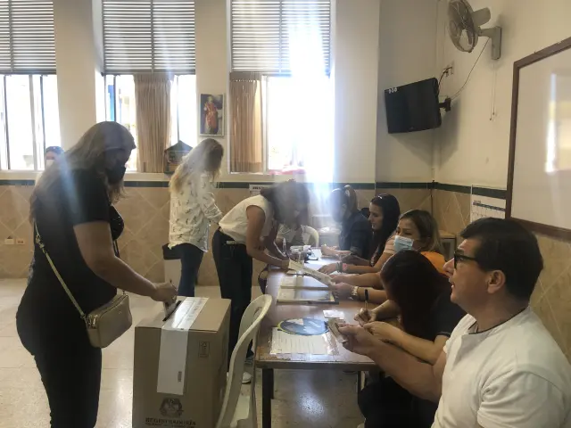 Mujeres votando en el Colegio de los Jesuitas de Bucaramanga