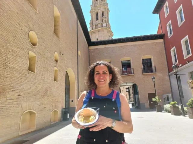 Nila Antienza muestra la ensaladilla Doris en el patio del Alma Mater de Zaragoza-