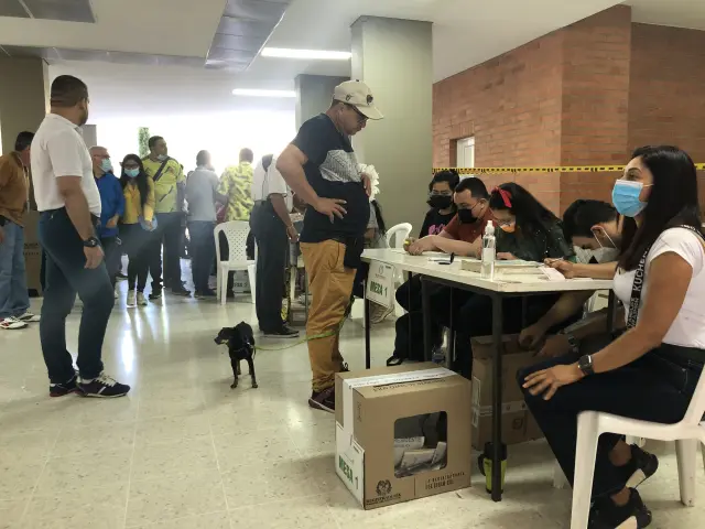 Votantes votando en Calle de los Estudiantes en Bucaramanga