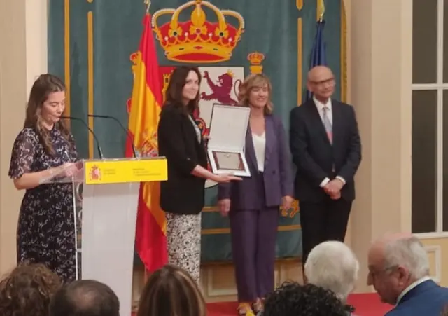 La ministra Pilar Alegría, entregando la Placas de Honor de la Orden Civil de Alfonso X el Sabio a los IES Goya de Zaragoza.
