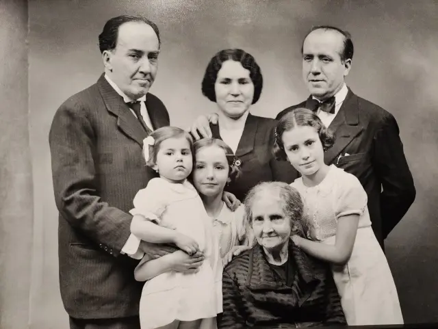 La familia Machado: el poeta Antonio Machado y su madre, José, su esposa y sus hijos.