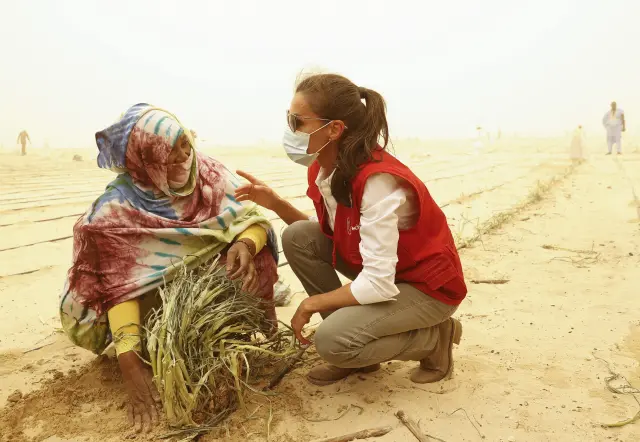 La reina Letizia visita un proyecto de huertos urbanos en Mauritania