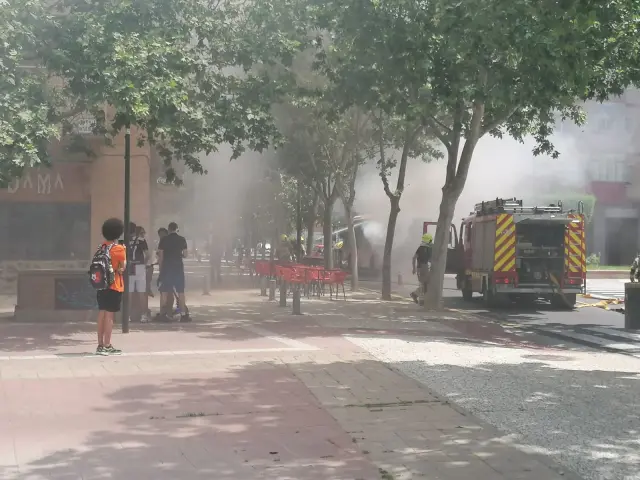 Arde un bus urbano en el barrio de La Jota.
