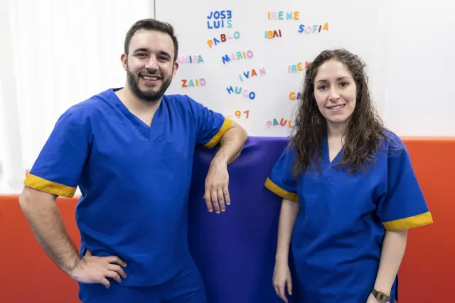 El fisioterapeuta Borja Recuenco y la neuropsicóloga Alicia Moraleda, que trabajan con supervivientes de cáncer en el Centro de Asion, en Madrid.