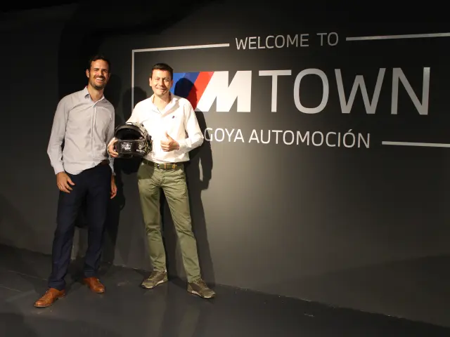 Guillermo Aso (derecha) junto con Jorge Vecino, de Goya BMW, patrocinador del piloto