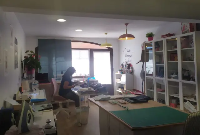 Marta Collados, en su taller de Odón donde cose las grullas y otras aves.