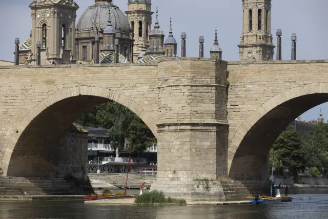 Falúas y gente bañándose el pasado fin de semana en el Ebro, bajo el puente de Piedra de Zaragoza.