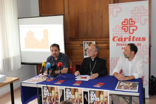 Presentación de la memoria de Cáritas Huesca 2021 con Jaime Esparrach (secretario general), el obispo Julián Ruiz, y Felipe Munuera (director).