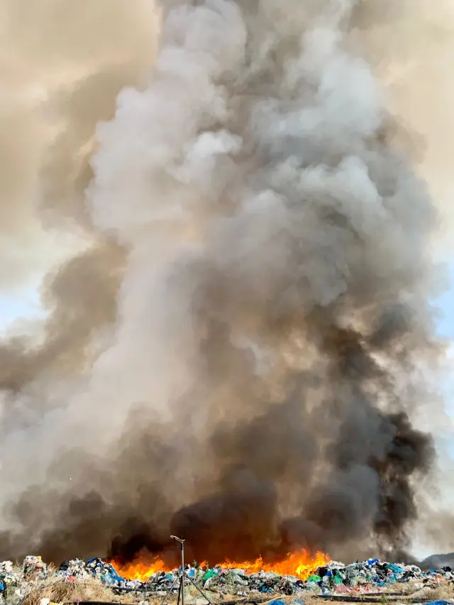 Columna de humo generada en el vertedero.