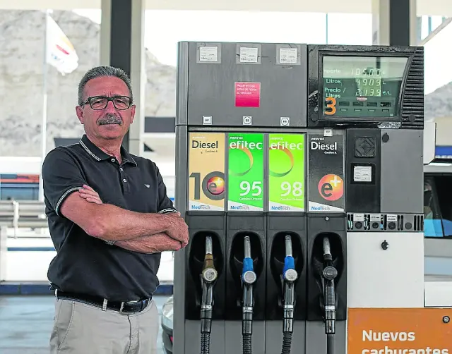 Javier Gispert, gerente de la estación de gasolina Repsol Rausan en Alfajarín.