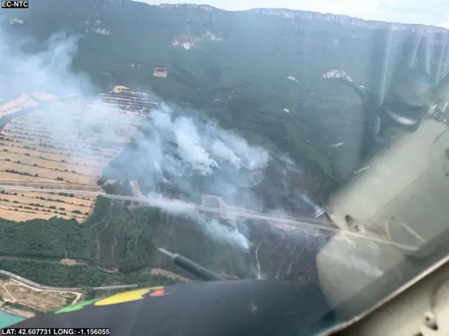 Imagen aérea de la zona que está siendo devastada por el fuego en Tiermas.