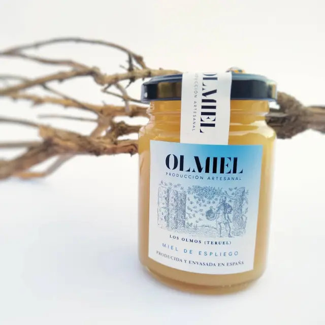 Olmiel es la marca bajo la que Ignacio Ciércoles comercializa su miel artesanal.