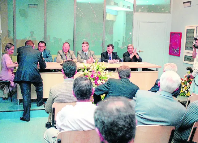 El entonces presidente aragonés, Santiago Lanzuela, presidió la constitución de la empresa en 1997.