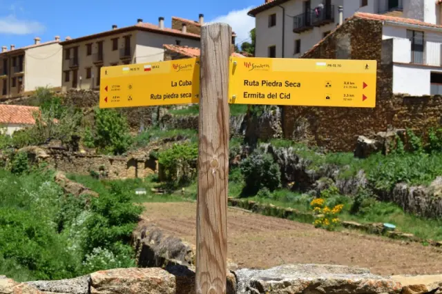 La ruta de la piedra seca es un recorrido circular de 9 kilómetros en el entorno de La Iglesuela del Cid.
