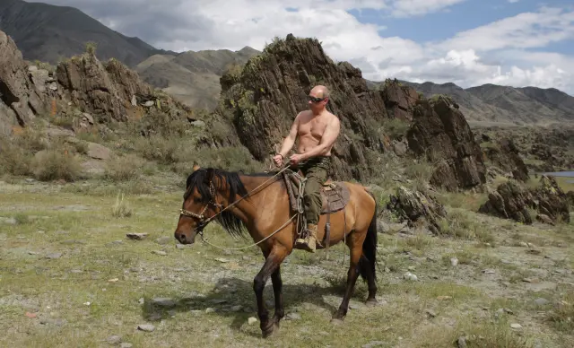 El presidente de Rusia, Vladimir Putin, monta a caballo durante sus vacaciones.