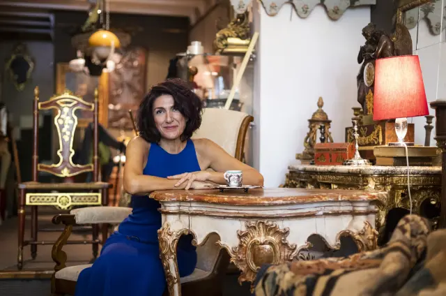 Carmen Abad Zardoya, en la tienda de anigüedades de Miguel Cebrián. Oliver Duch