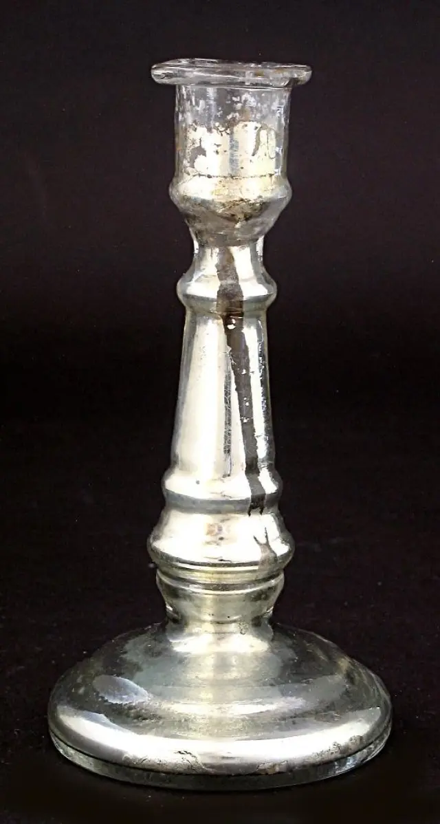 Candelero de vidrio azogado, obra de la Real Fábrica de Cristales de La Granja, que imita las formas de los candeleros de plata.