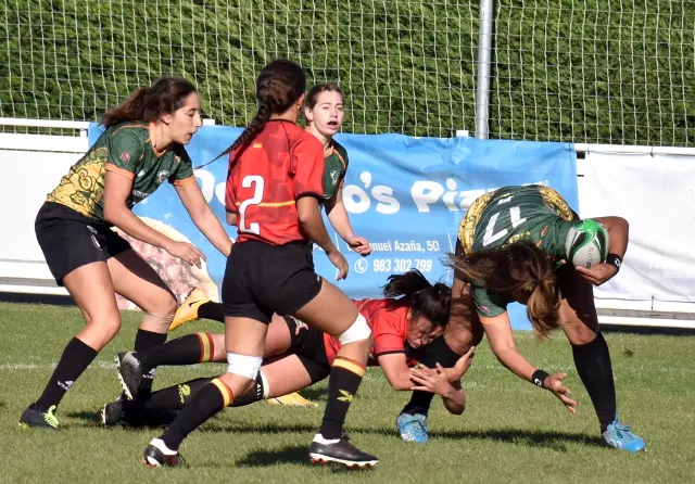 El equipo femenino de rugby de la AGM compite en el Campeonato de España.