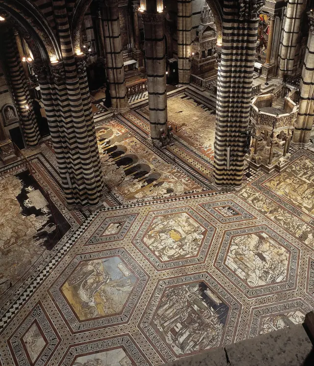 Vista del pavimento monumental de la catedral de la ciudad italiana de Siena