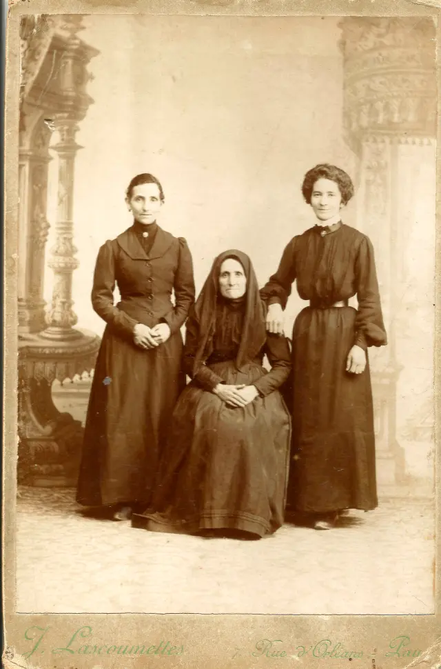 Miguela Gurría (a la derecha), junto a su madre y su hermana Antonia.