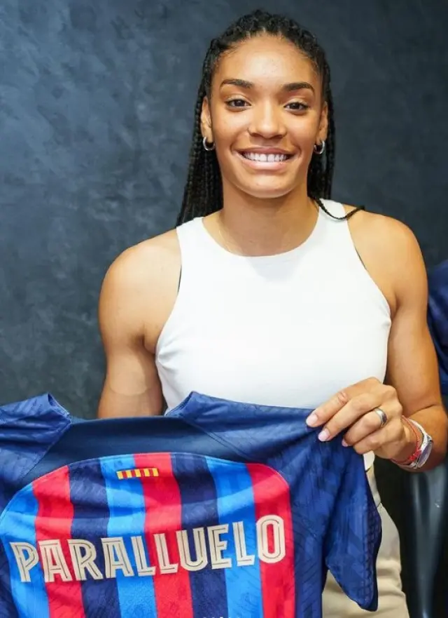 Salma Paralluelo, sonriente con su nueva camiseta del FC Barcelona.