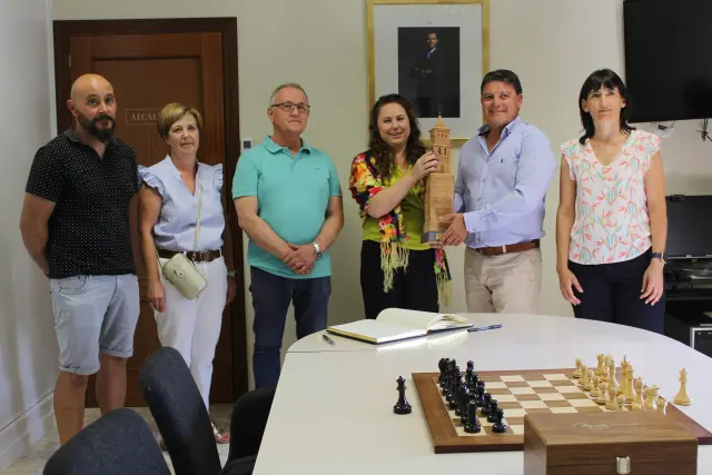 El alcalde y concejales del Ayuntamiento de Alcubierre junto a Judit Polgar.