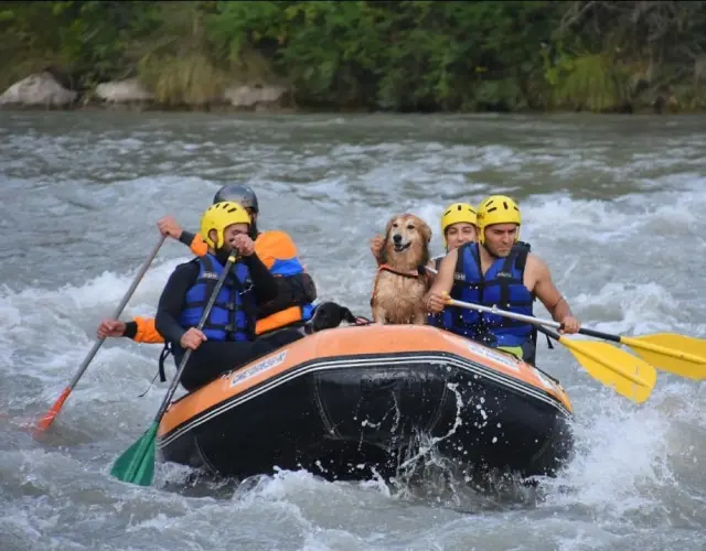 Raquel, Alberto, Khyra y otros compañeros, durante una actividad en el río Ésera.