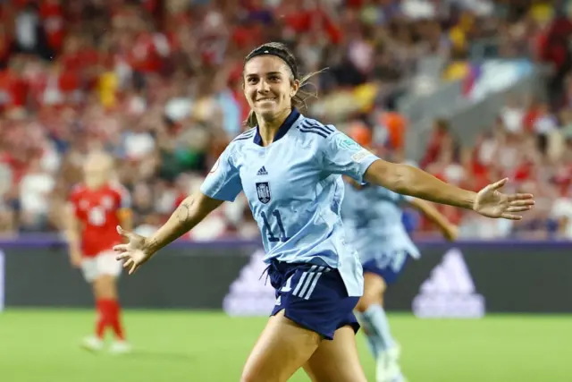 Marta Cardona en la celebración de su gol frente a Dinamarca