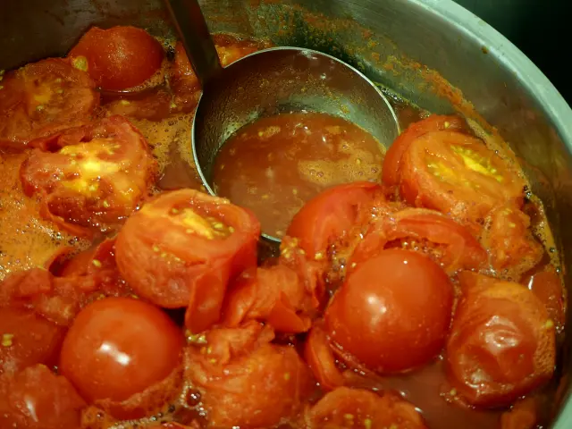 Se retira el caldo que desprenden los tomates.