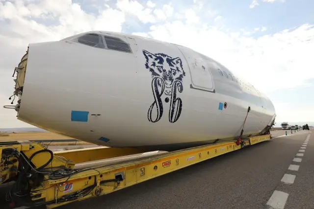 Traslado del fuselaje de un avión que presidirá este verano el festival Monegros Desert.