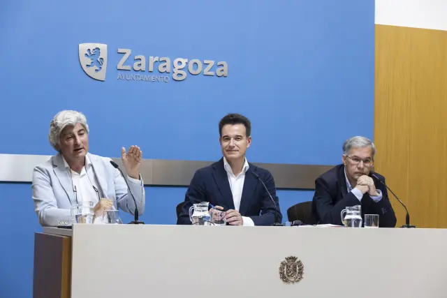 César Azcárate, Víctor Serrano y Fernando Martínez, este miércoles en el Ayuntamiento de Zaragoza.