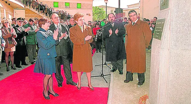 Febrero de 1996. La alcaldesa M.ª Antonia Brusau, Antonio Bruned, Pilar de Yarza, Rodolfo Aínsa y Fernando de Yarza inauguran el monumento a Montestruc en Tardienta.