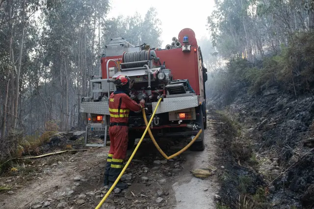 Bomberos trabajan en la extinción de un incendio en Boiro