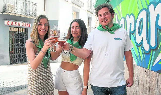 Elena Betés, Carmen Gayán y Carlos Bordonaba, trabajadores de los bares de la plaza de los Fueros.