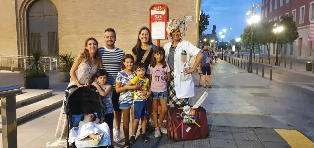 La familia de La Puebla de Alfindén, con la doctora ZZJones (Laura Jaén, de Binomio Teatro).