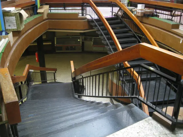 Las escaleras del Mercado Azoque, que llevan años sin utilizarse.